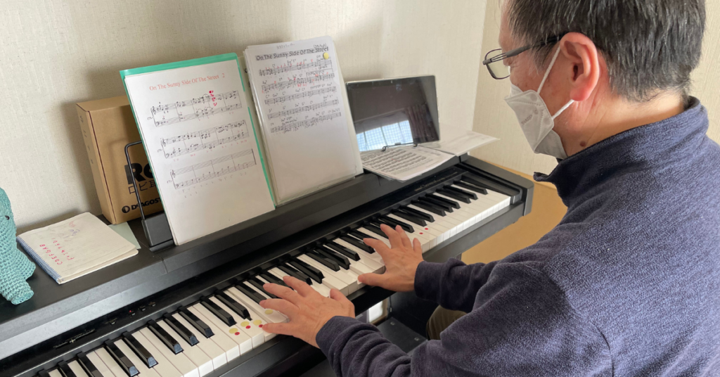 ピアノを弾いている生徒